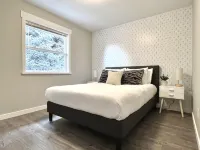 Hot tub + Bright and spacious home + 20 min to Ski —> Sleeps 13! - Wifi