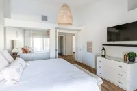 Coastal Chic 3 Bdrm House w/ Brand New SALTWATER Pool - Walk to Tennis Garden - พร้อมWifi