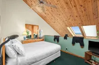 Spectacular view Lake Superior.  Spacious Lakehome on lakeshore, unit #99. - 3-Star