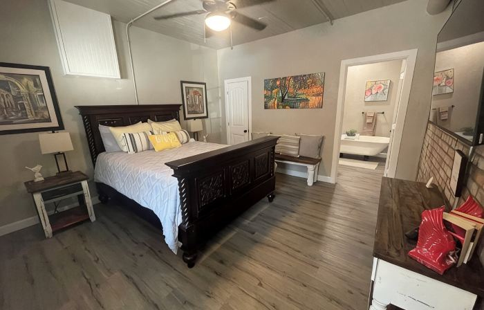 The Nest at Main Street Suites: Unique Apt in historic downtown Van Buren, AR