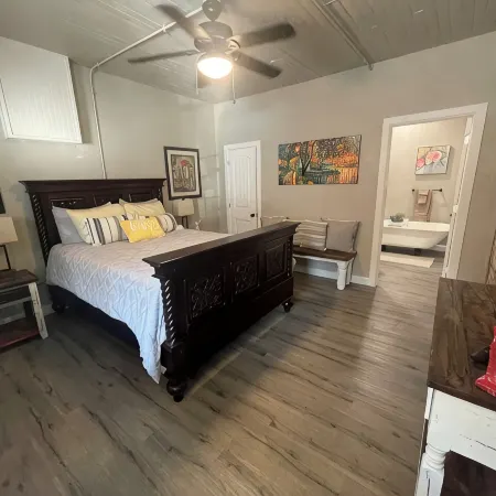 The Nest at Main Street Suites: Unique Apt in historic downtown Van Buren, AR