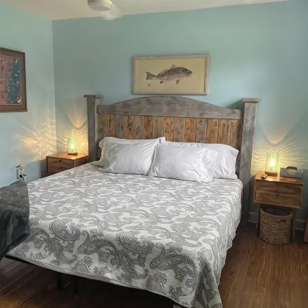Walk to Waterfront Dining, Shops, Wine Bar. 2 Miles from I-95. No Pet Fee!
