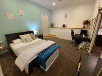 6 Bed, 4 Bath, 3 Level Renovated Barn, 1400m to Bowral Centre, 320m2, Peaceful - บังกะโล