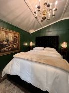 Cute Cabin with Hot Tub, Wifi and Roku. Queen Bed Close to Ratcliff Lake