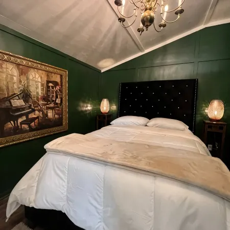 Cute Cabin with Hot Tub, Wifi and Roku. Queen Bed Close to Ratcliff Lake