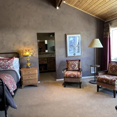 Play and Stay! Enjoy the Outdoors Then Relax -Private Hot Tub & Sauna. Sleeps 12
