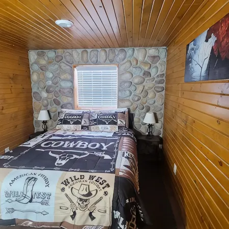 Hot Tub! Outside Traverse City, Sleeps 6 Pet Friendly, Fire Place, Fire Pit Отели в г. Интерлошен