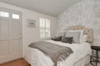 Walk to the Naval Academy and Historic Annapolis.  Private Parking at the Home. - balcony