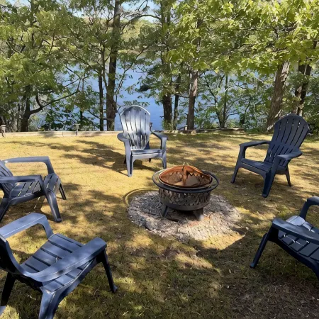 Private Beach on Pond, Linens Included, Kayak & Canoe. All Rooms w/ Pond Views!