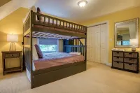 The Valley Estate - Ice Arena - Biking - Weddings - Walk to Town Square! - Wifi