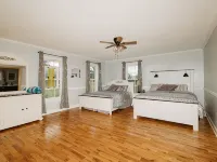 Red River Ranch Retreat- HOT TUB, Views, Pond- Near RRG メニフィーのホテル