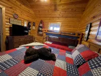 2 Bed Log Cabin, w/2 Jacuzzi, 1 mi to Sdc, Pool, Nature Trails, Private Lake - Feriehus
