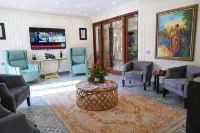 Hotel Elegant Executive Suites - parking