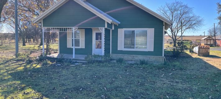 Cozy farmhouse w/pool. Central to museums, golfing, lakes, sports & shopping. Hotels in Johnson County