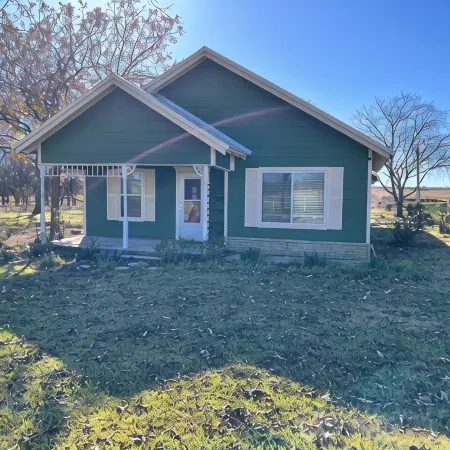 Cozy farmhouse w/pool. Central to museums, golfing, lakes, sports & shopping.