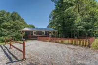 “Little Blue Cabin • Cozy Boho Hideaway • Jacuzzi, Fire Pit & Close to Brp” - Boutique