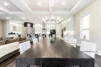 New Single Level Ranch Home by Highland Park with Pool - 5つ星