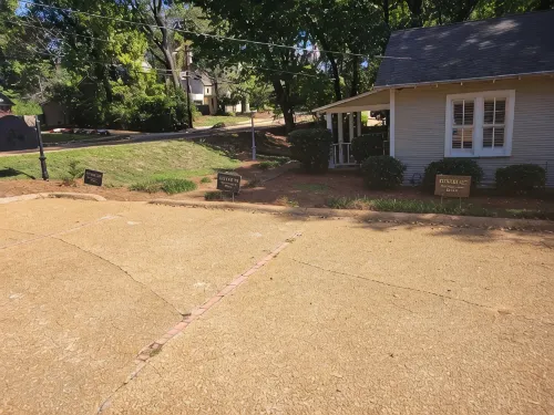 Charming One-Story 3BR 3BA Home Just Off The Oxford Square! Deck and Porch! - Homestays
