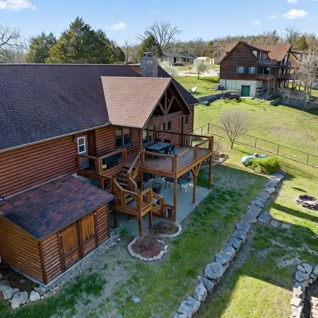 Upscale Lakefront Table Rock Cabin with nearby Launch