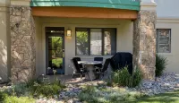 Modern Mountain Retreat - Ski-in-Out - Heated Pool and Hot Tub - 4 tähden