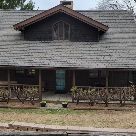 Charming home in Seven Devils. Close access to tubing, ziplining, & hiking.