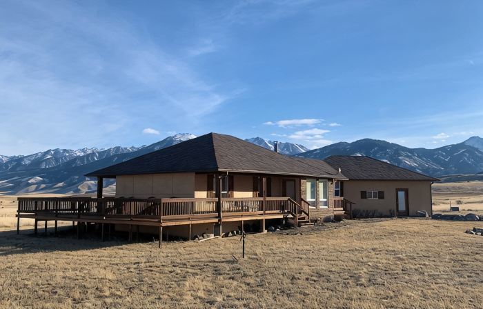 Chico Old Saloon Yellowstone NP  Paradise Valley  Steele HouseMontana Getaway