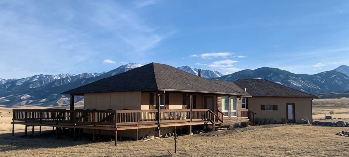 Chico Old Saloon Yellowstone NP  Paradise Valley  Steele HouseMontana Getaway Hotels in Pray