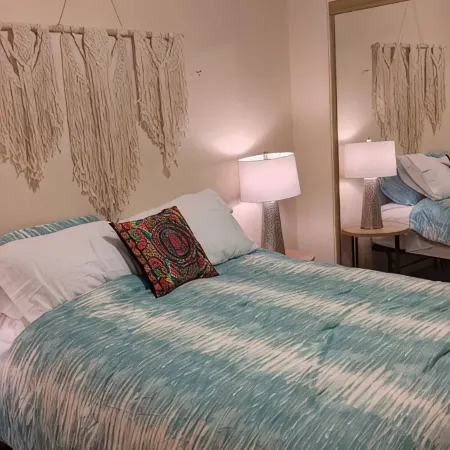 The Oasis: Guesthouse w/ Lush Shared Yard & Hot Tub- Great Location!