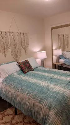 The Oasis: Guesthouse w/ Lush Shared Yard & Hot Tub- Great Location! - 3성급