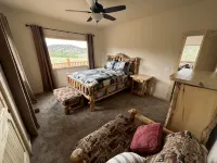 Brand New 4-bedroom cabin/stunning views/king bed, Hot Tub!!! - シャレー