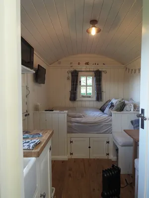 Shepherds Hut with stunning views located on the edge of the peak district - 3-Star