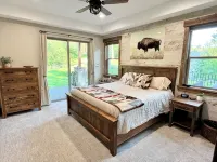 Riverfront Luxury Cabin With Pond And Hot Tub - 4-stjärniga