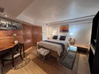 5-Bedroom 6000SF wood and glass retreat in Atlanta, surrounded by greenery. - Balkon