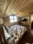 Rustic Tobacco Barn Cabin in the heart of Yadkin Valley Wine Country - Chalets