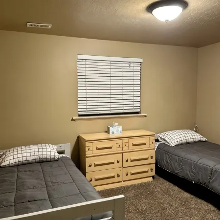 KING bed, 2-bedroom, full kitchen, pickleball, park. Private, spacious basement.