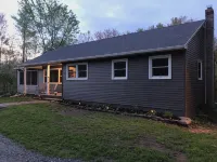 Cozy cottage with pool, walking distance to lake - Homestays