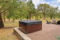 Luxury Riverfront Escape- Hot Tub & Fire Pit - 4-Star
