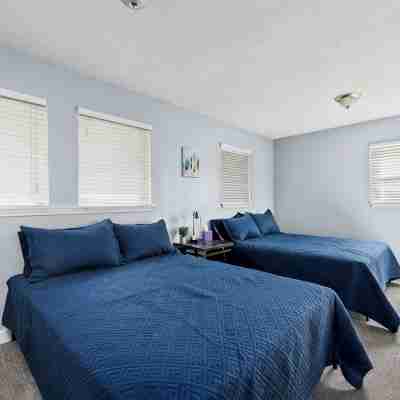 Lovely Updated 2bd house just minutes away from anything the Qc has to offer! Rooms