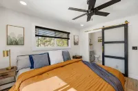 Mid Century Modern Home in the Boulders. Amazing Views. 1 Mile from Downtown. - พร้อมระเบียง
