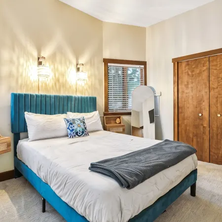 The Redwood Retreat- 5Bed/4Ba with a Rooftop Deck in the Heart of Ohio City