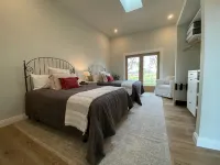 6 Bed 3 Bath House Surrounded by 10 Acres of Vines w Pool, Jacuzzi, & Fire Pit. - balcony
