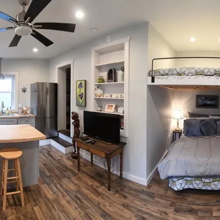 Newly renovated studio Apartment in Downtown Lexington. 5 min walk to W&L or VMI