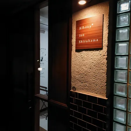 Albany inn Shirahama Отели рядом с достопримечательностью «Рынок Тореторе»