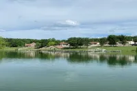 Lakefront Cabin in quiet cove. No steps to private boat slip. Pet friendly. - ブティック