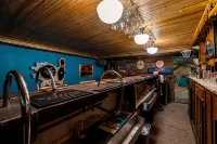 The Downtown Omaha Oasis- over 10,000 sq ft includes arcade & rooftop w/ hot tub - Homestay