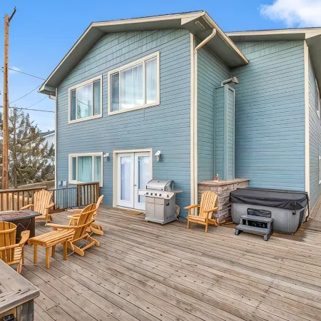 Bird’s Eye View: Spacious Home w/ Hot Tub, King Beds & Gorgeous Views
