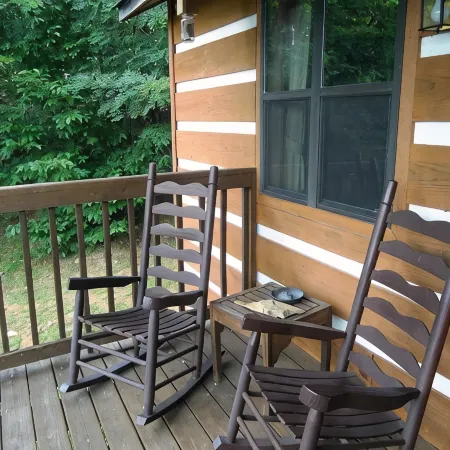 McKenzie Cabin: A Cozy Romantic Retreat with Mountain Views and Hot Tub