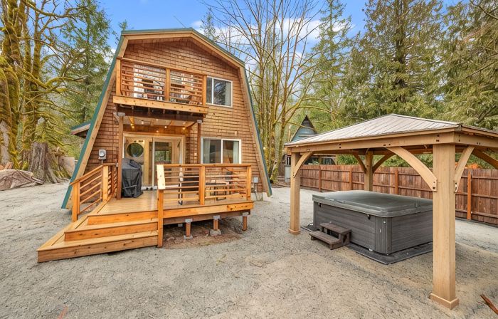 Wild Dog Cabin located on Highway 2 - Only 25 min to Steven's Pass!