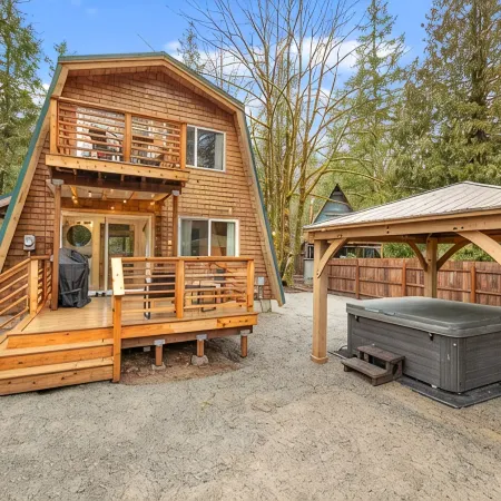 Wild Dog Cabin located on Highway 2 - Only 25 min to Steven's Pass!