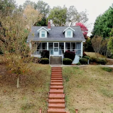 Closest to DOWNTOWN! Pet Friendly